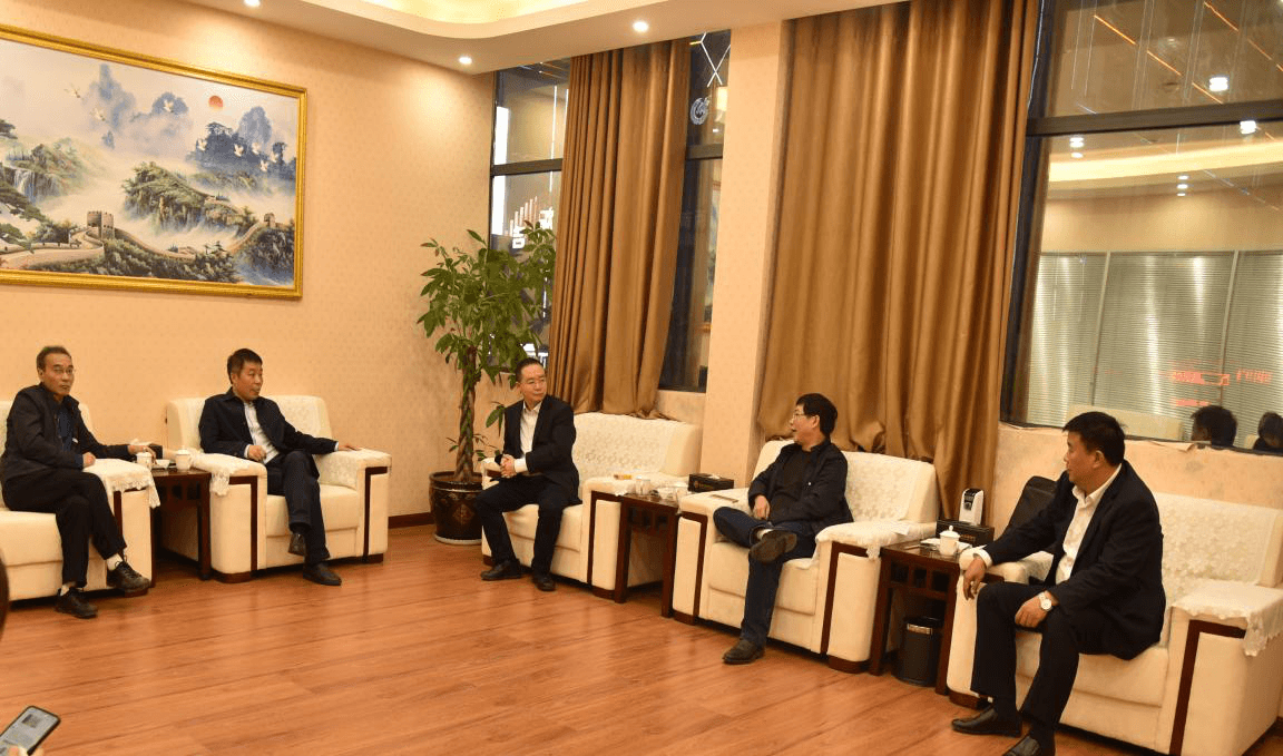 人民銀行銅仁市中心支行行長任向陽 一行蒞臨思南長征村鎮(zhèn)銀行調(diào)研 民營企業(yè)金融服務(wù)